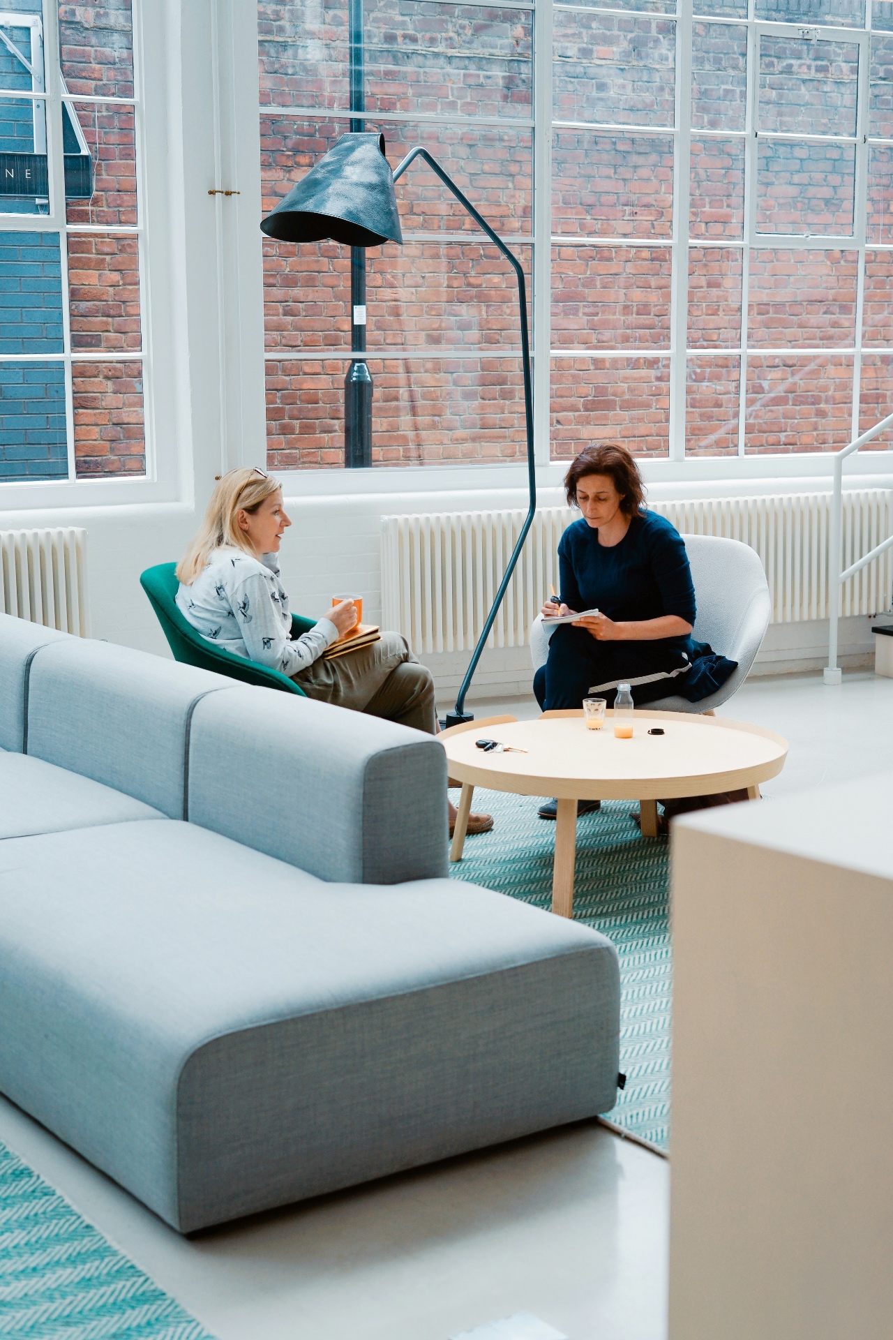 Vertrouwelijk gesprek tussen medewerker en externe vertrouwenspersoon